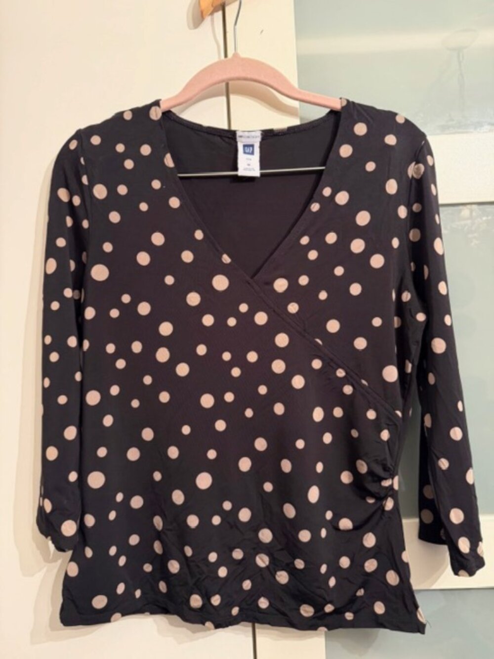 Gap stretchy shirt, with dots, black, size M